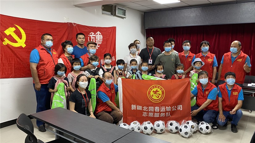 1593574938168222.jpg 圖為:社區(qū)領導及工作人員、北園春志愿服務隊員代表與11名孩子和家長留影_副本.jpg