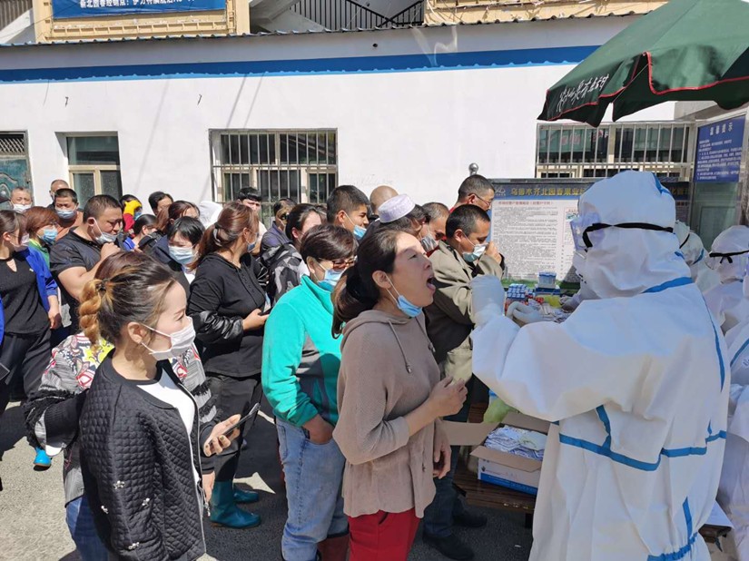 1593576111476594.jpg 圖為:自治區(qū)疾控中心經(jīng)營商戶進行核酸檢測采樣現(xiàn)場_副本.jpg