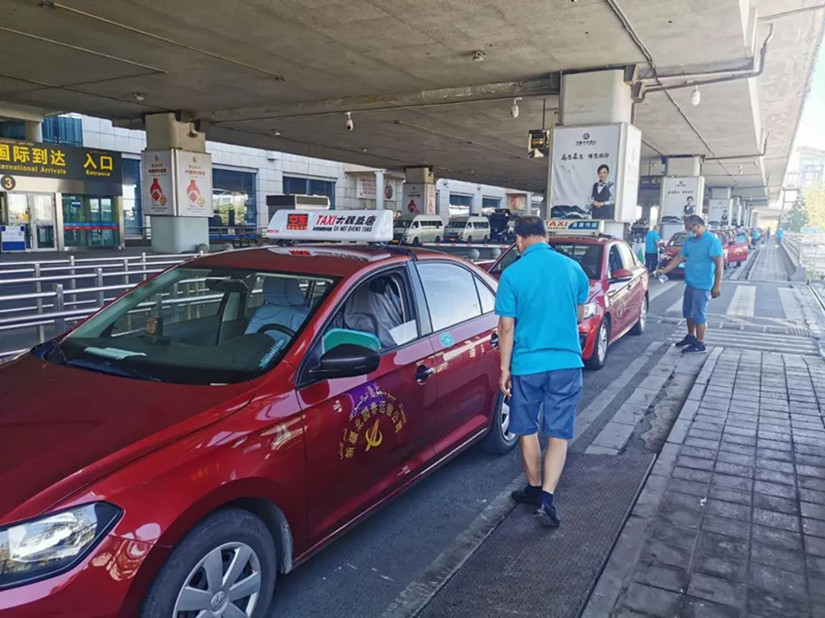 1601436395746556.jpg 圖為:北園春車隊出租車進行消殺工作_副本.jpg