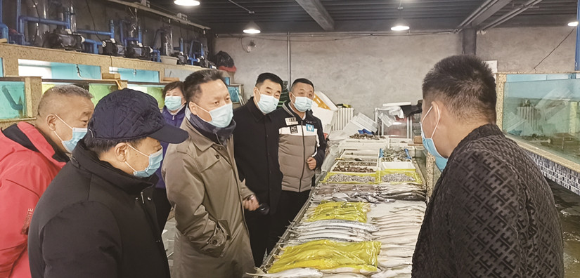 1612255920329851.jpg 圖為:自治區(qū)副主席蒞臨北園春市場檢查指導疫情防控工作現(xiàn)場_副本.jpg