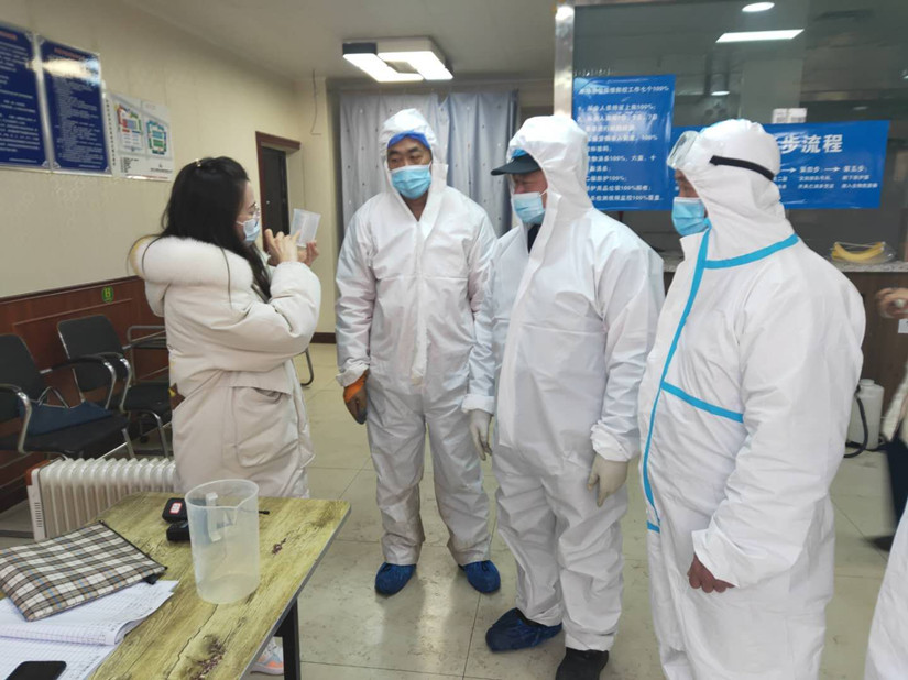 1614742941995857.jpg 圖為:沙區(qū)疾控中心技術指導人員對市場專職消毒人員進行培訓_副本.jpg