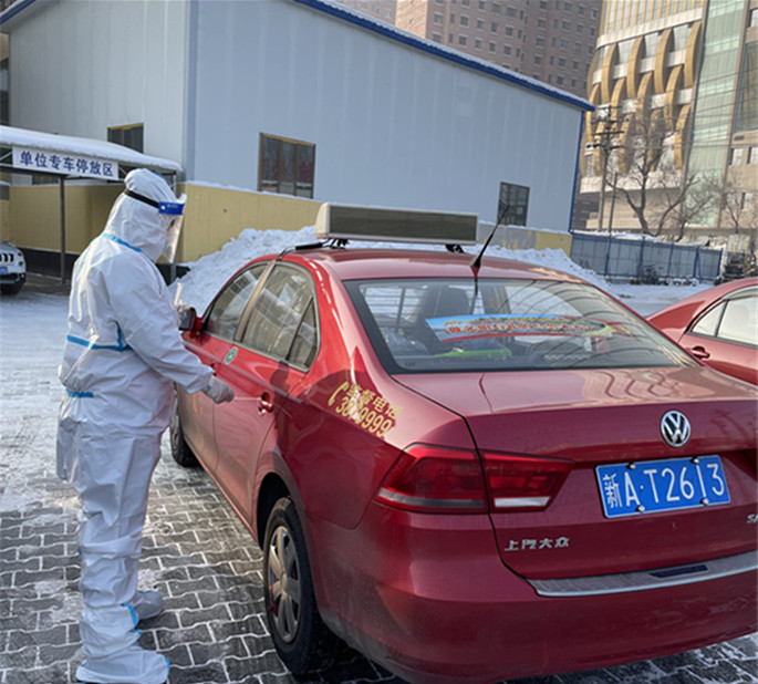 1614743280577826.jpg 工作人員進行出租車外環(huán)境標本采樣監(jiān)測工作_副本_副本.jpg