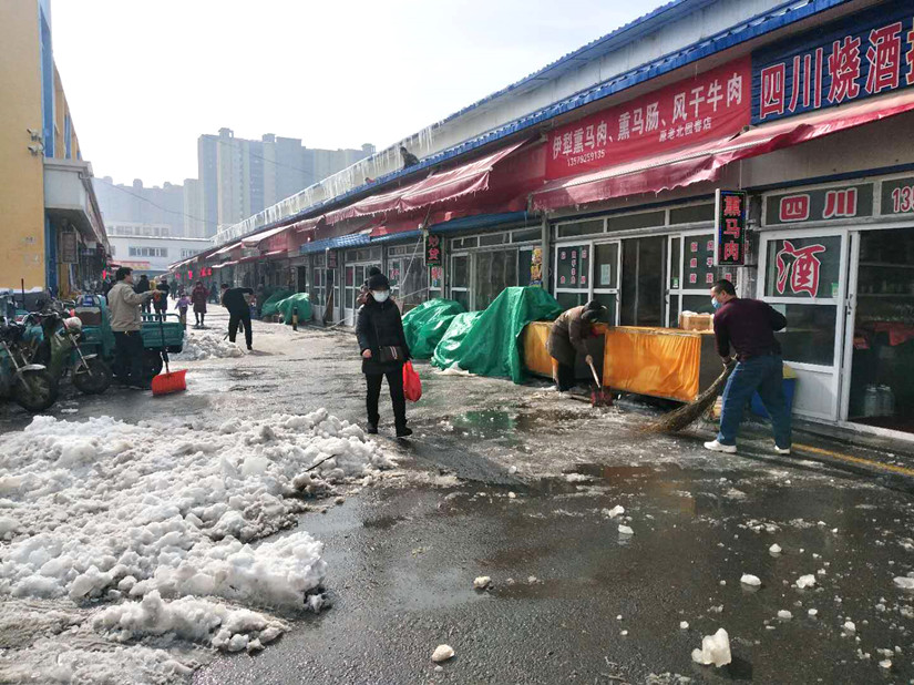 1617214254705610.jpg 圖為:商戶清掃經(jīng)營區(qū)域衛(wèi)生_副本.jpg