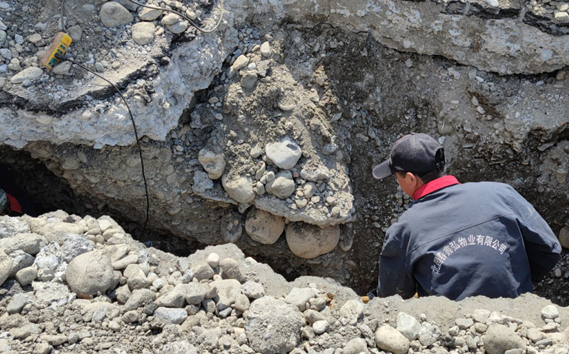 1619713042340107.jpg 圖為:烏蘇北園春市場(chǎng)物業(yè)管理人搶修消防管道_副本.jpg