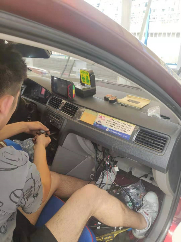 1630467791698525.jpg 圖為:運輸公司安裝新款車載智能終端設備_副本.jpg