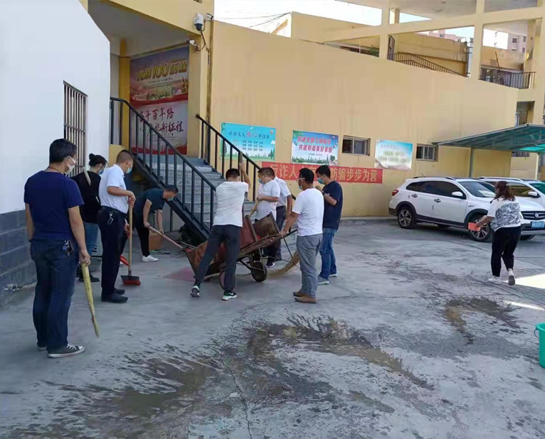 1632974656526770.jpg 圖為:運輸公司管理人員愛國衛(wèi)生運動清掃衛(wèi)生死角_副本.jpg