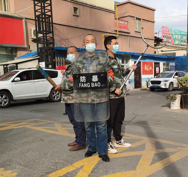 1632977783605897.jpg 圖為:副食市場(chǎng)“市場(chǎng)護(hù)區(qū)隊(duì)”在行動(dòng)_副本.jpg