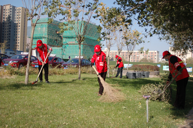 1635391384687247.jpg 圖為:運輸公司志愿服務隊清掃垃圾_副本.jpg