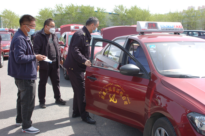 1651141900998907.jpg 圖為:行業(yè)部門(mén)對(duì)運(yùn)輸公司車(chē)輛規(guī)范檢查_(kāi)副本.jpg